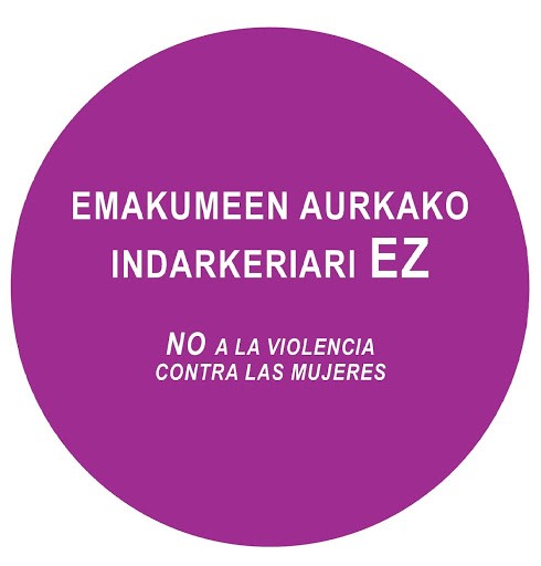 Etxeko leihoetan puntu lila jartzeko deia egin du Makomunitateak