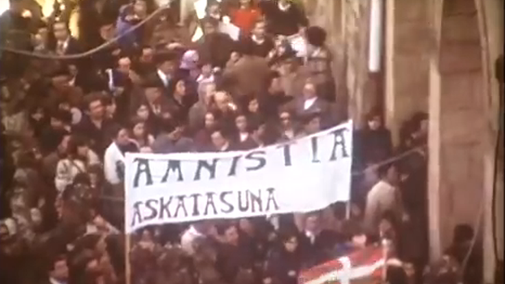 Amnistiaren aldeko manifestazio jendetsua Algortan, 70eko hamarkadan, iruditan