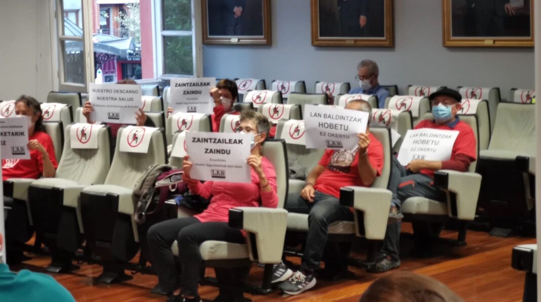 Etxez etxeko laguntzaileen aldarrikapenak eraman dituzte Erandioko Udaleko osoko bilkurara