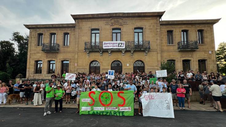 Dozenaka berangoztar atera dira kalera "aparkaleku hau ez dugu nahi!" aldarrien artean