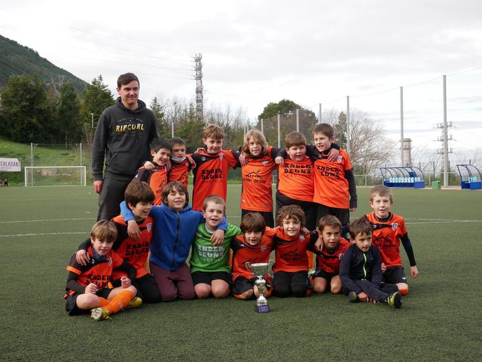 Ander Deunako LH 3. mailako futbol-taldeak irabazi du Santurtziko Dinamo San Juanek antolatutako txapelketa