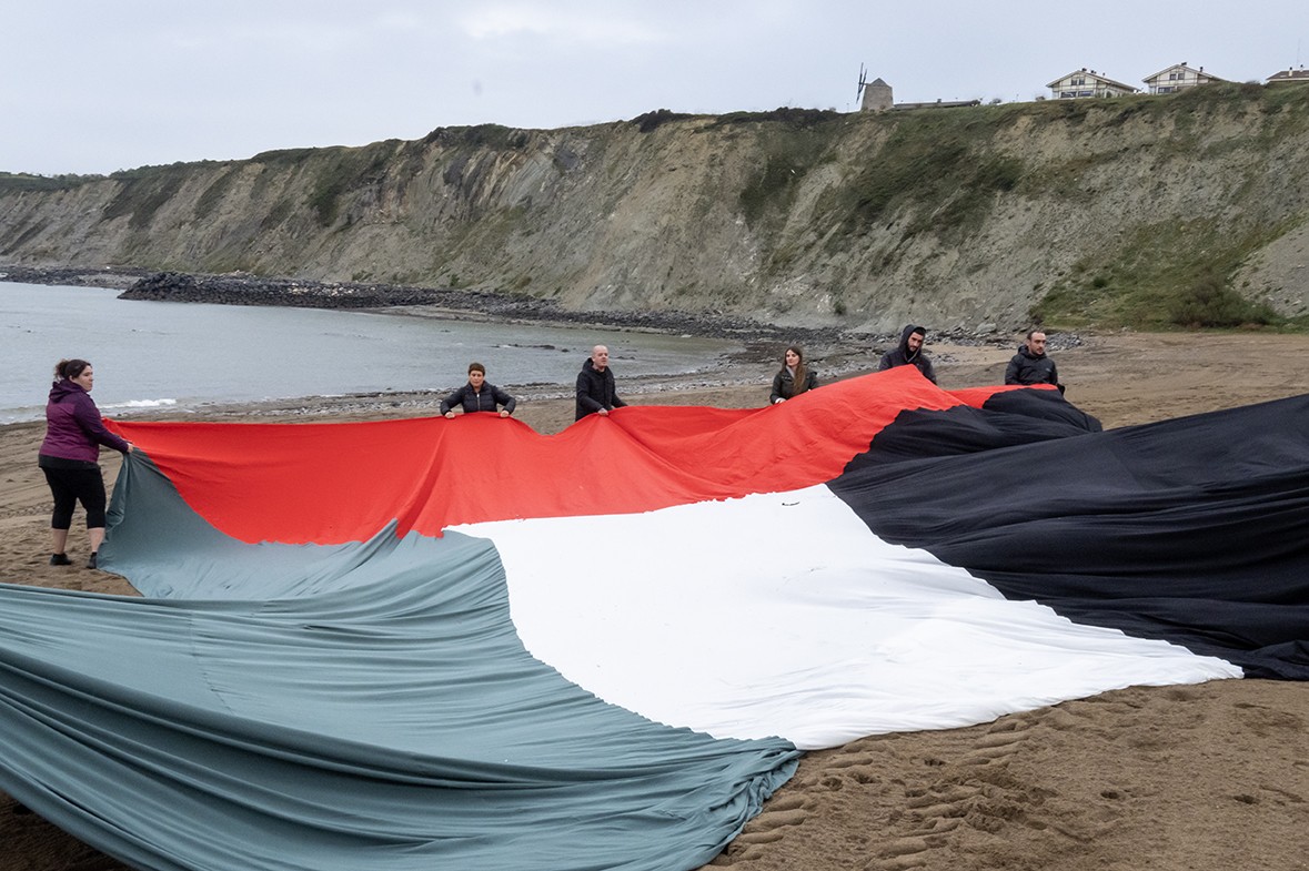 Palestinari elkartasuna adierazteko bandera erraldoi bat jarri du EH Bilduk Arrigunagako hondartzan