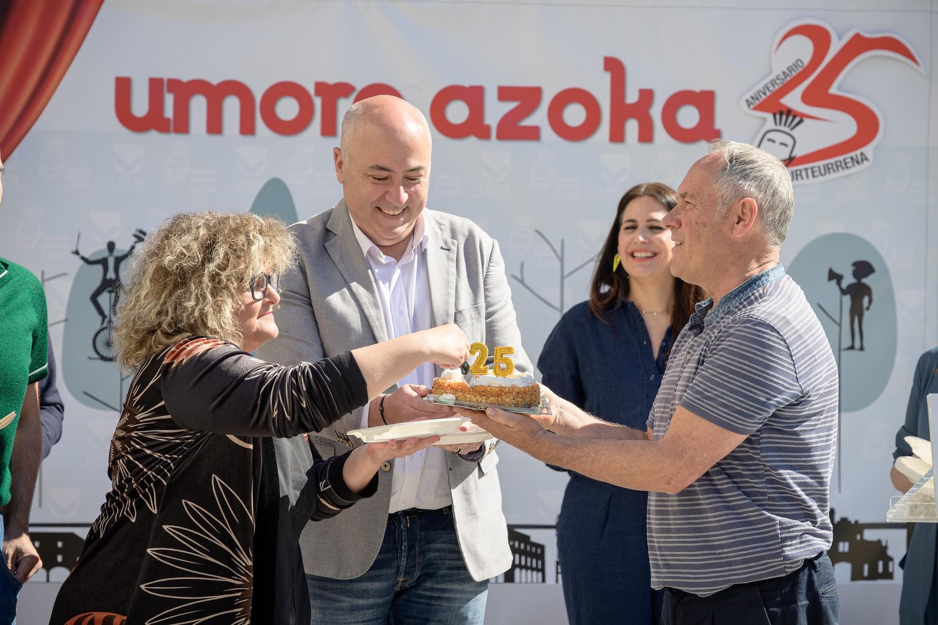 100 ikuskizun eta 50 konpainia baino gehiago mende laurdena ospatzeko