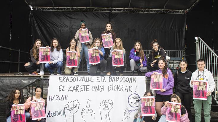 Eskualdeko jaietan ez dutela inolako erasorik onartuko azpimarratu dute Uribe Kostako neska feminista gazteek