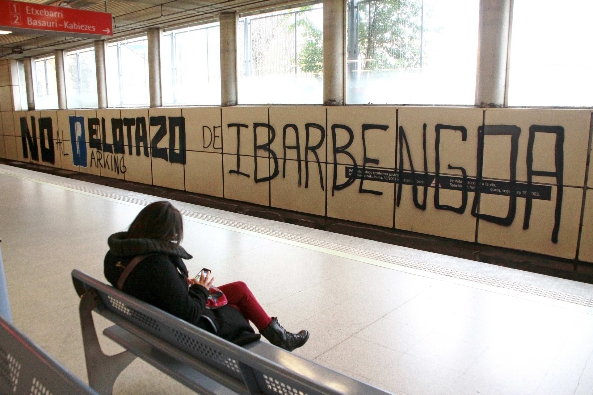 Ibarbengoako aparkalekuaren kontrako pintada Algortako metro geltokian