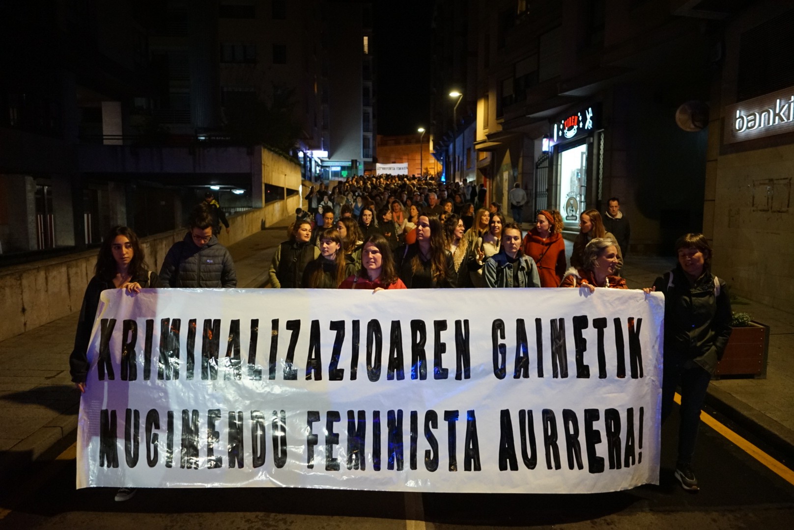 Mugimendu Feministaren kontrako jarrera “kriminalizatzailea” alda dezala eskatu diote Segurtasun Sailari