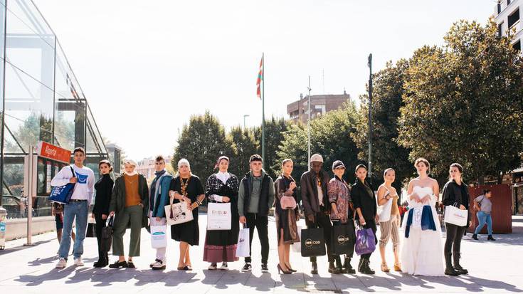 Desfile ibiltari batek Algortako denden produktuak kalera atera zituen domekan