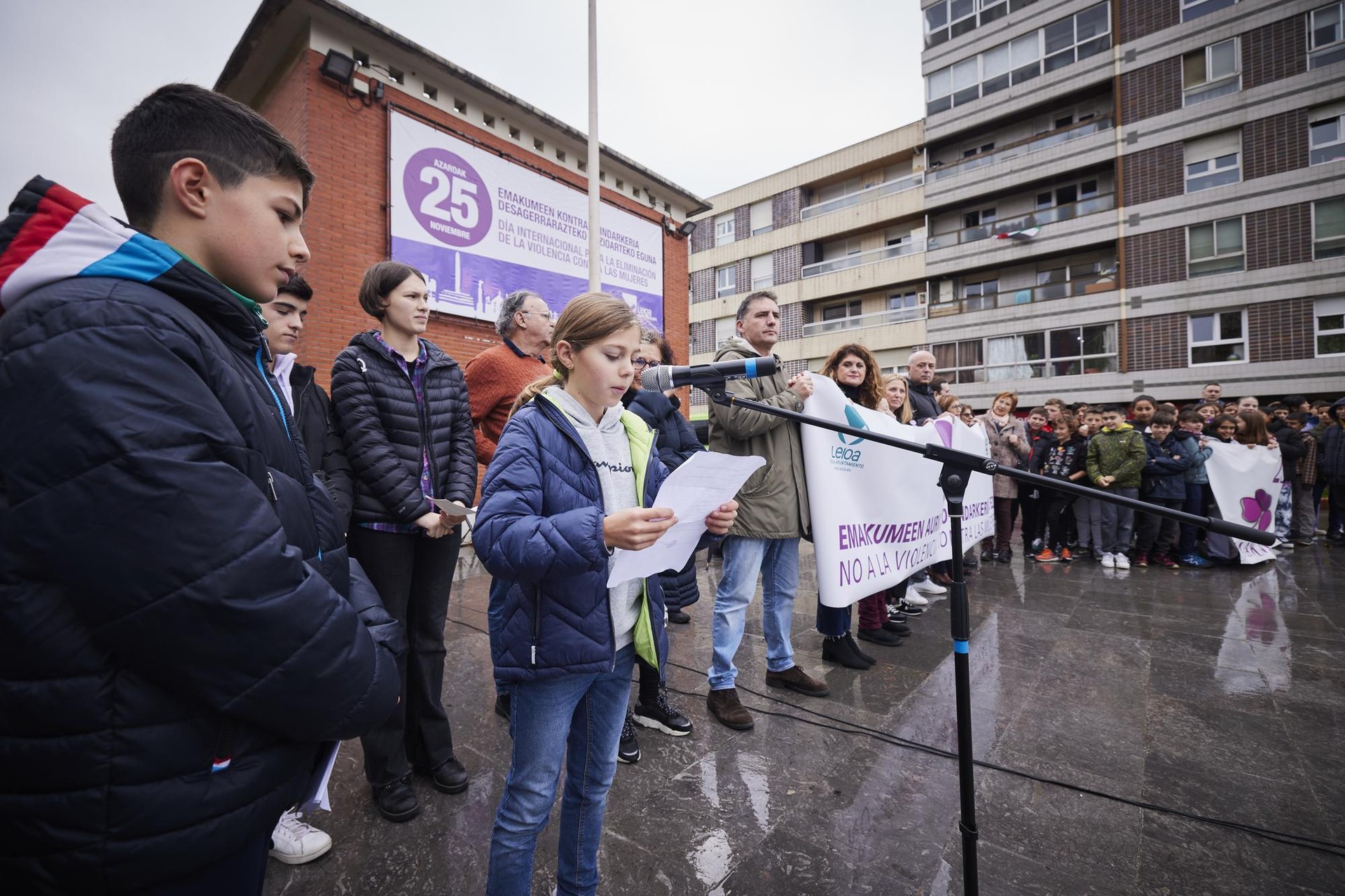 Leioako ikasleek elkarretaratzea egin dute emakumeen aurkako indarkeriaren gaitzespena agerian uzteko