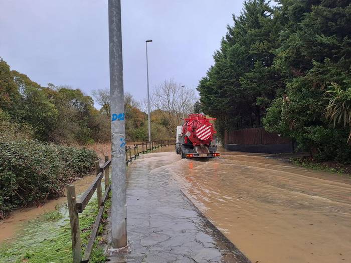 Gobela ibaiaren gorakadak Larrañazubi berriro urperatu duela salatu dute auzokideek