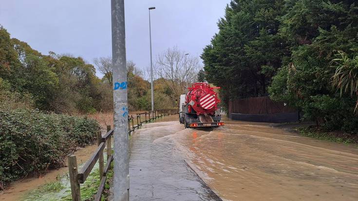 Gobela ibaiaren gorakadak Larrañazubi berriro urperatu duela salatu dute auzokideek
