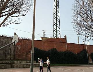 Erandioko bizilagunek Altzagako jolasgune ondoko dorre elektriko zaharraren arriskuaz ohartarazi dute