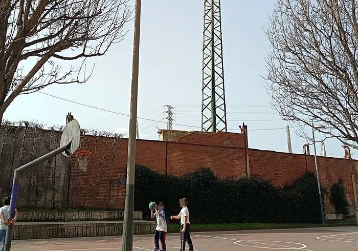 Erandioko bizilagunek Altzagako jolasgune ondoko dorre elektriko zaharraren arriskuaz ohartarazi dute