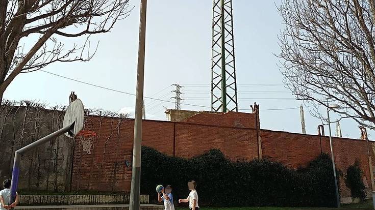 Erandioko bizilagunek Altzagako jolasgune ondoko dorre elektriko zaharraren arriskuaz ohartarazi dute