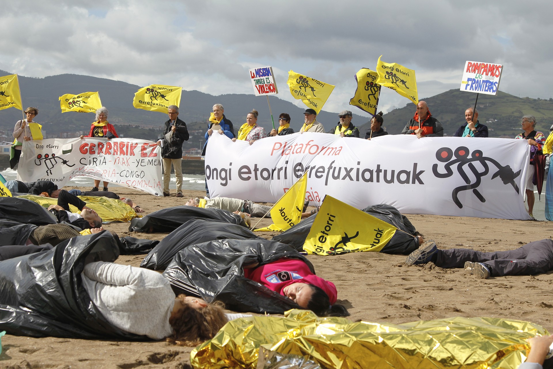 Mediterraneo itsasoan pertsona migratzaileak hil egiten direla gogoratu du Ongi Etorri Errefuxiatuak plataformak