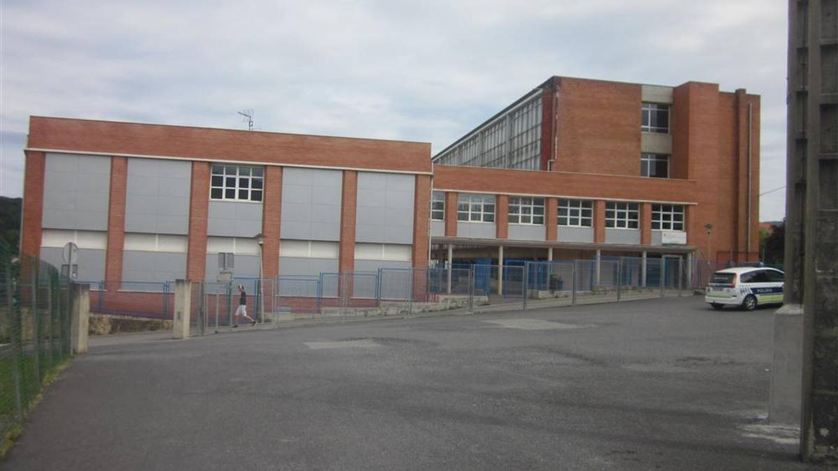 Plentziako eta Gorlizko udalek elkartasuna adierazi diote jazarpena jaso duen irakasleari, eta gertatutakoa arbuiatu dute