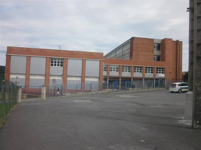 Plentziako eta Gorlizko udalek elkartasuna adierazi diote jazarpena jaso duen irakasleari, eta gertatutakoa arbuiatu dute