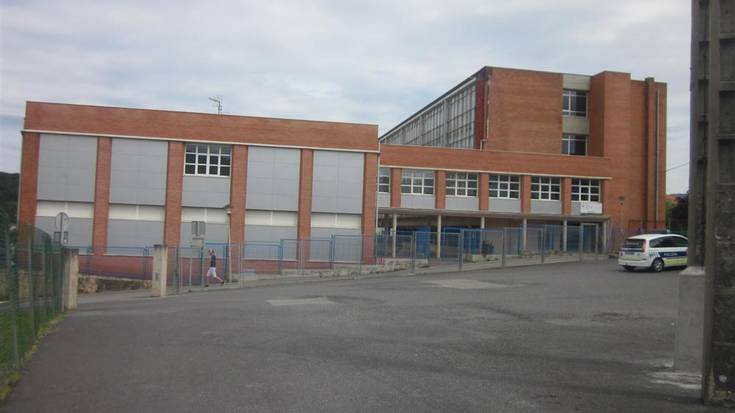 Plentziako eta Gorlizko udalek elkartasuna adierazi diote jazarpena jaso duen irakasleari, eta gertatutakoa arbuiatu dute