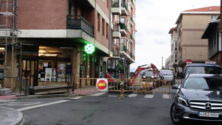 Trafiko-mozketa Bidebarri kalean, saneamendu-lanengatik