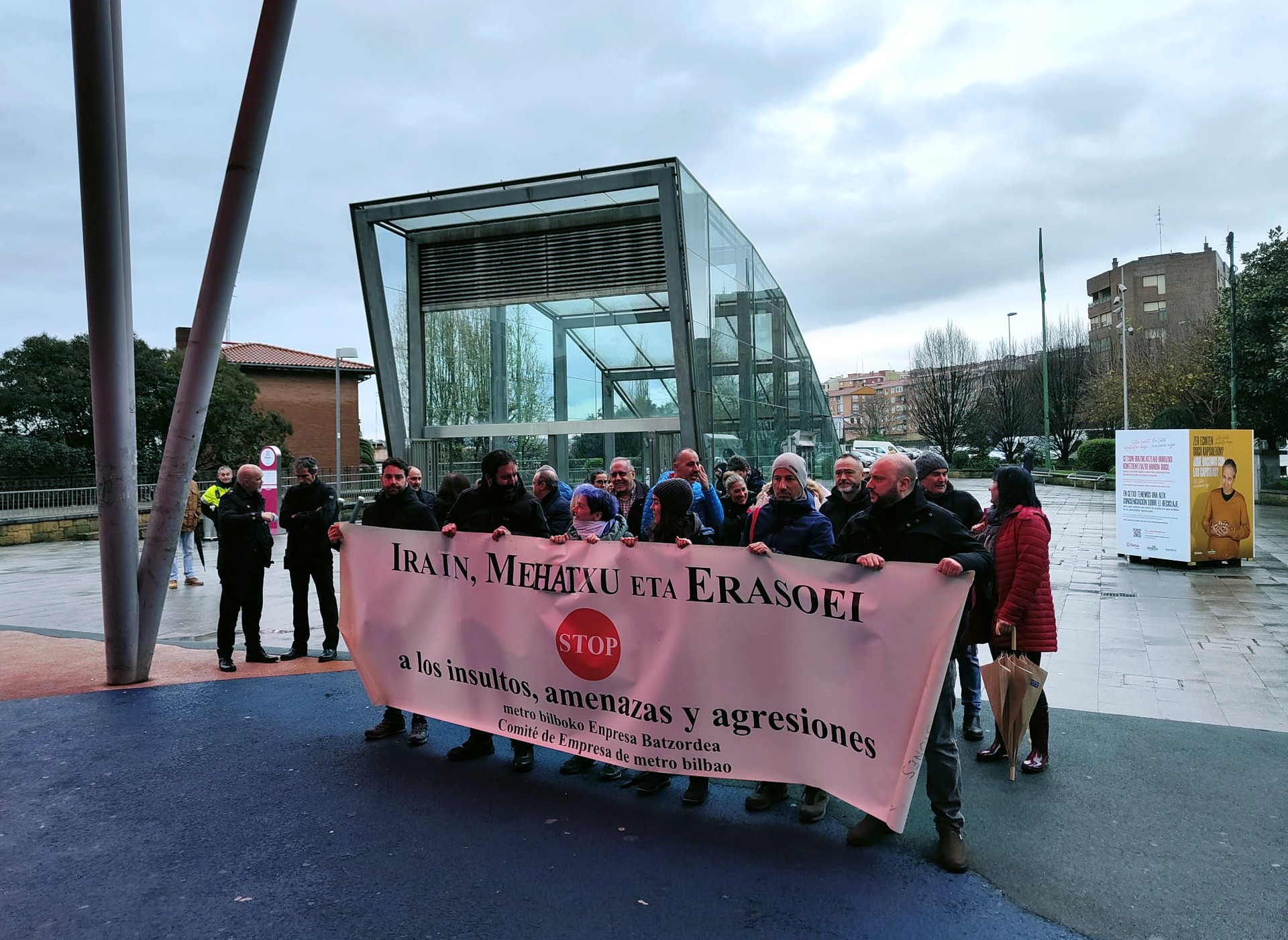 Metro Bilbaoko enpresa-batzordeak elkarretaratzea egin du Algortan langile batek pairatutako erasoa salatzeko