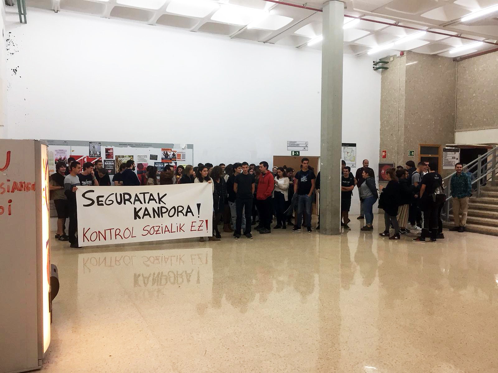 Segurtasun-guardien "presentzia itogarria" salatu dute Kazetaritza fakultateko ikasleek
