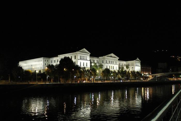 Deustuko unibertsitatea gau zurian