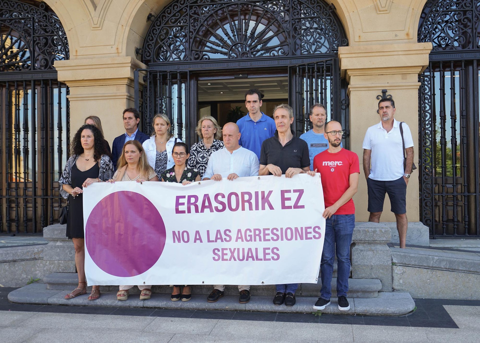 Saninazioetan salatutako sexu-eraso biak gaitzesteko elkarretaratze instituzionalak egin dituzte gaur Getxon