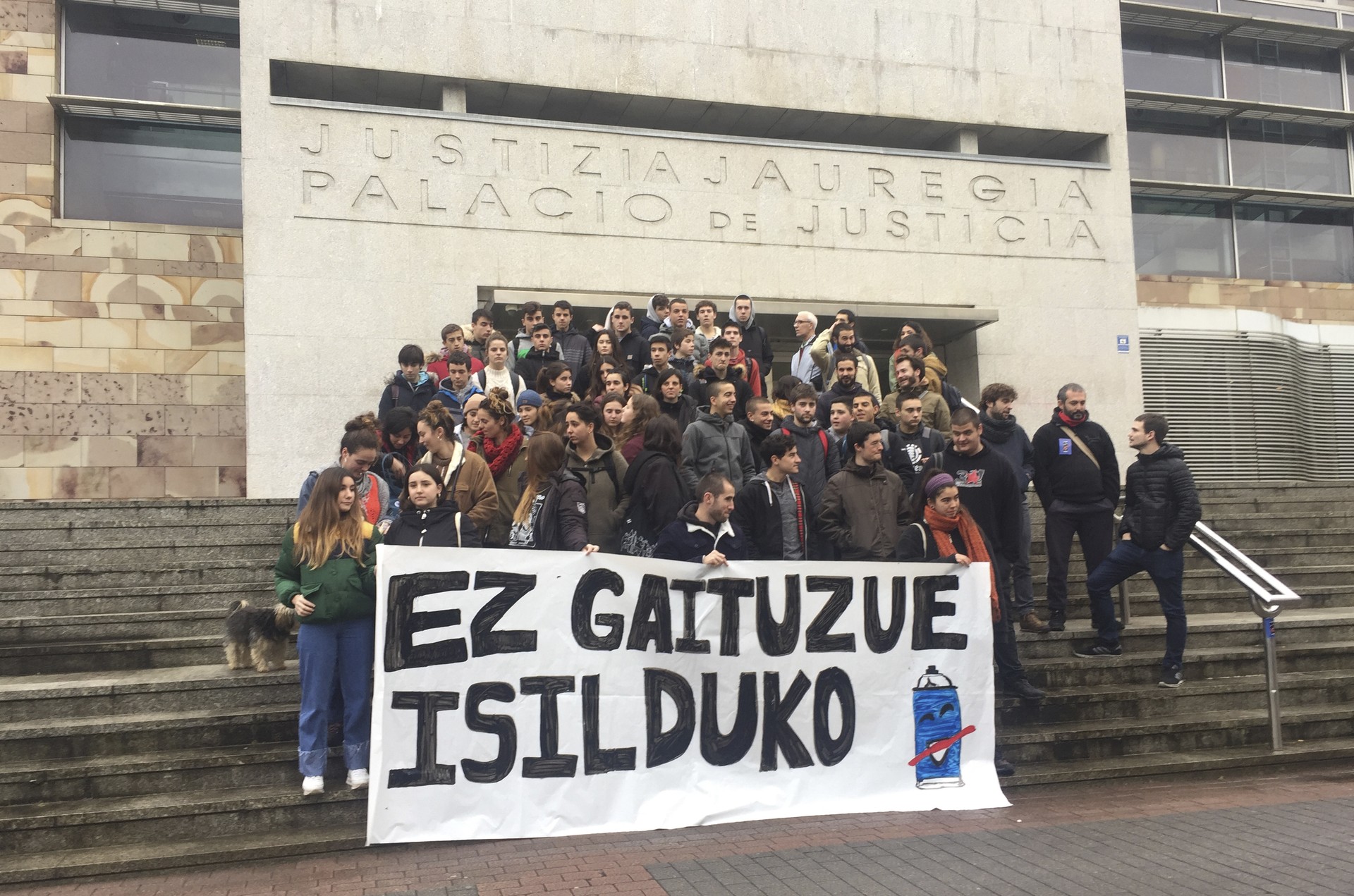 Deklaratzeari uko egin diote Sopelan pintadak egiteagatik salatutako bederatzi lagunek