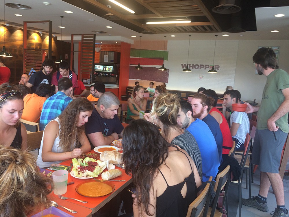 Herri bazkari sinbolikoa Berangoko Burger King-en, "lan prekarioan egositako zabor janaria"-ren aurka