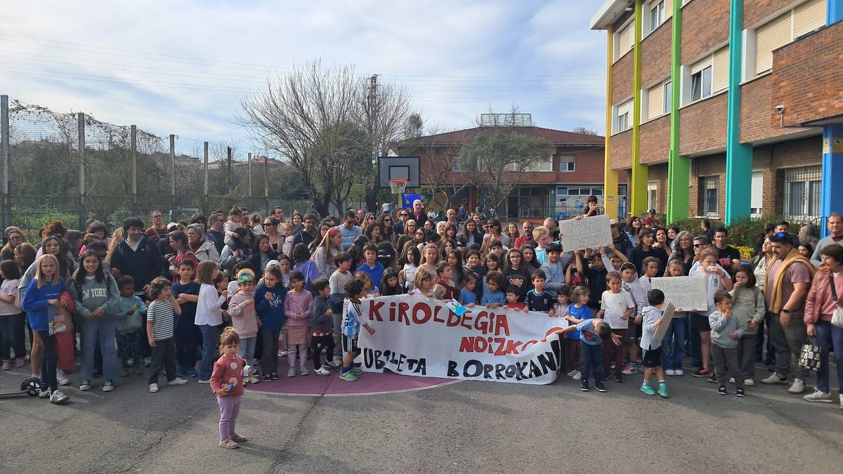 Zubileta ikastetxeko familiek mobilizazioak hasiko dituzte, bi ikasturte daramatzatelako kiroldegiagaz itxita