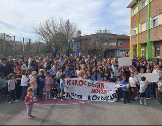 Zubileta ikastetxeko familiek mobilizazioak hasiko dituzte, bi ikasturte daramatzatelako kiroldegiagaz itxita
