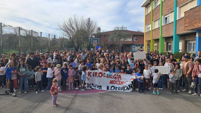 Zubileta ikastetxeko familiek mobilizazioak hasiko dituzte, bi ikasturte daramatzatelako kiroldegiagaz itxita