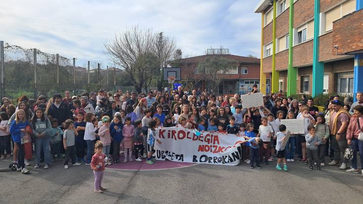 Zubileta ikastetxeko familiek mobilizazioak hasiko dituzte, bi ikasturte daramatzatelako kiroldegiagaz itxita