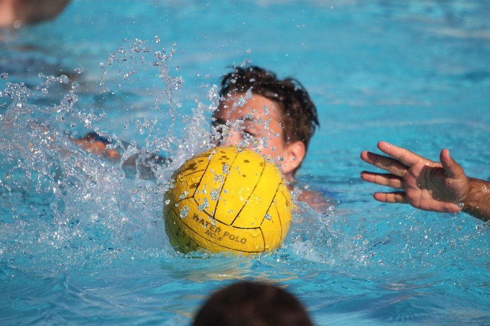 Getxo Kirolak-ek ezarri gura dien kuota “diskriminatzailea” dela deitoratu dute waterpolo taldeko jokalariek