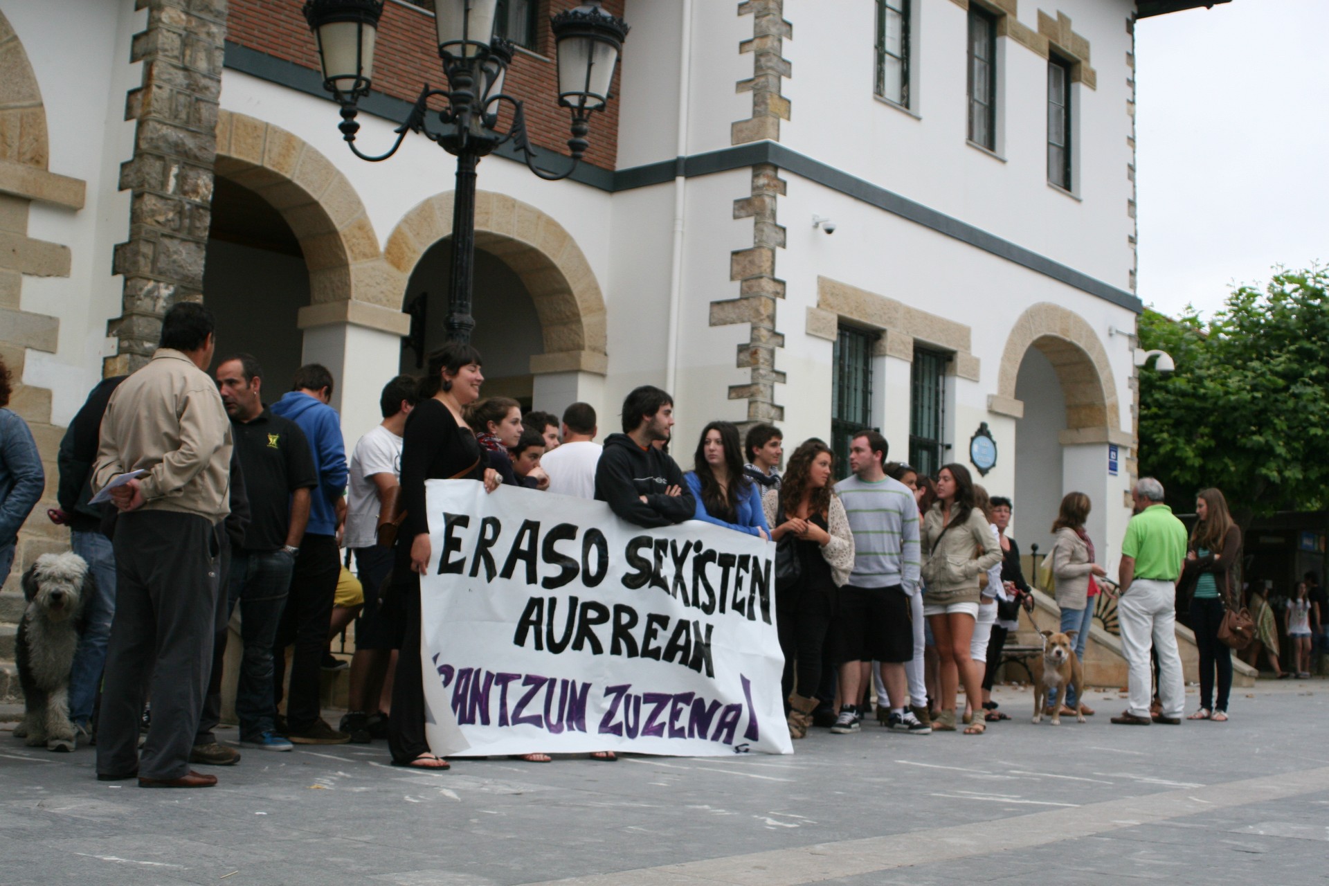 Arrastian salatuko dute Plentziako jaietan emakume batek pairatutako "eraso sexista"