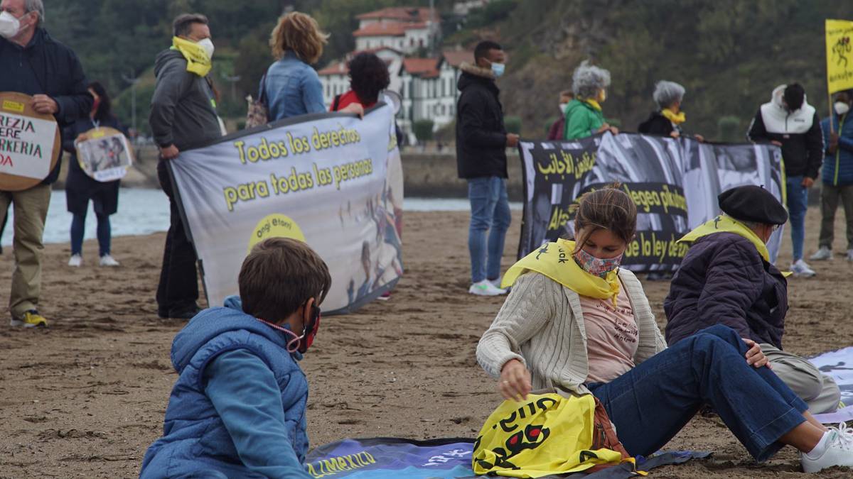 Ongi Etorri Errefuxiatuak harrera duina eskatu du 'Itsasoak dakarkiguna' performancearen bidez