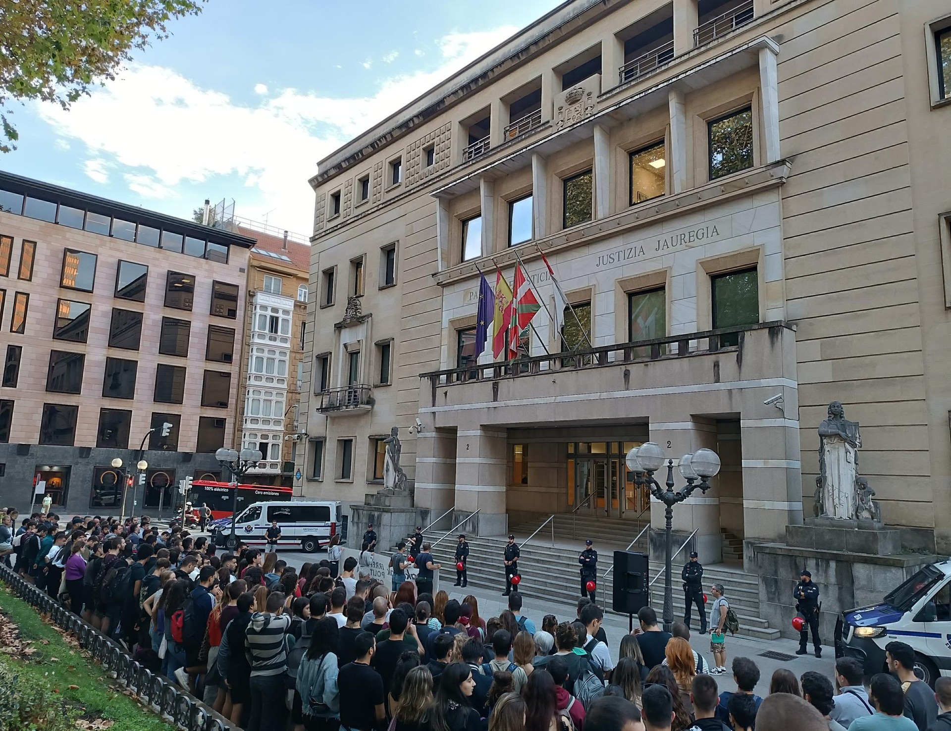 "Leioako 5ak" ez dira espetxean sartuko, fiskaltzak zigor-eskaera murriztu ostean
