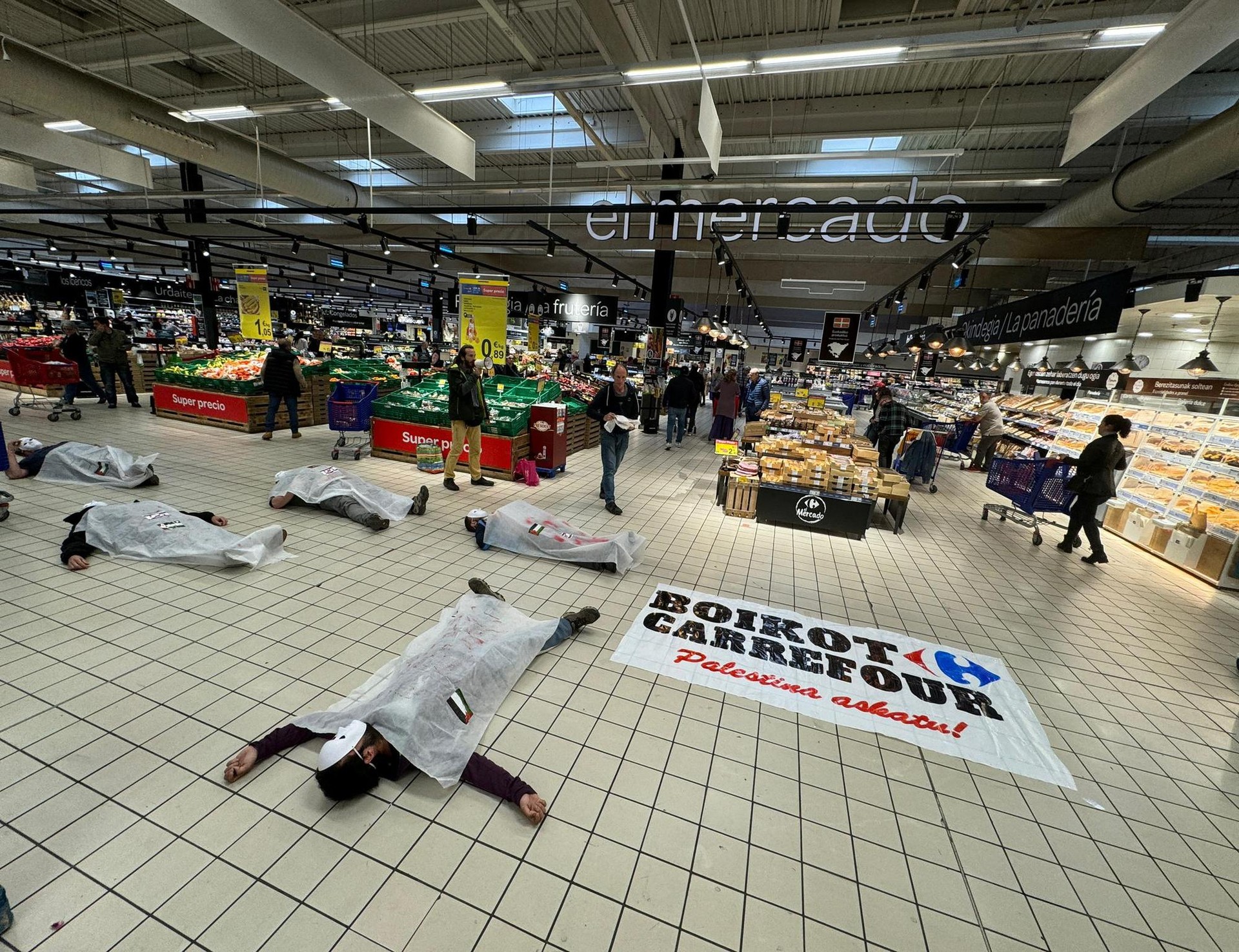 Palestinaren alde, Erandioko Carrefour merkatalgunean protesta egin dute hainbat ekintzailek