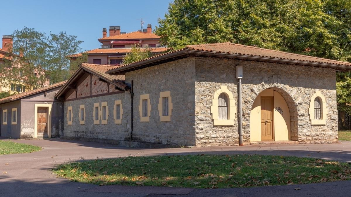 Icaza jauregiko kotxetegien eraikina eraberritzen hasi dira Berangon