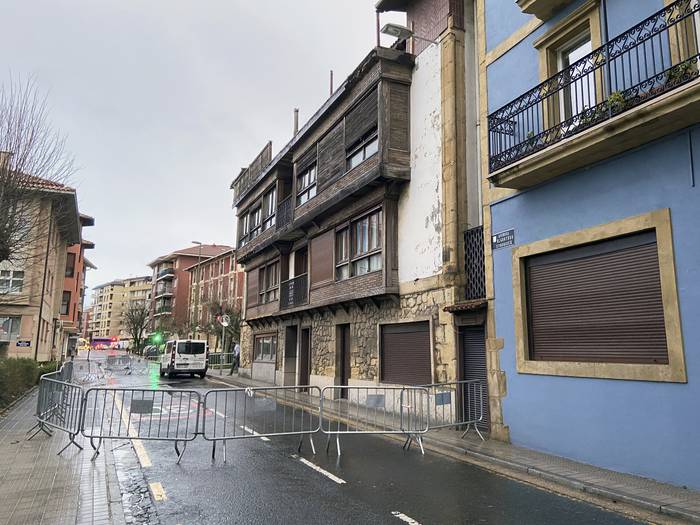 Trafikoa moztu dute Algortako Etorbidean eraikin baten erortzeko berehalako arriskuagatik