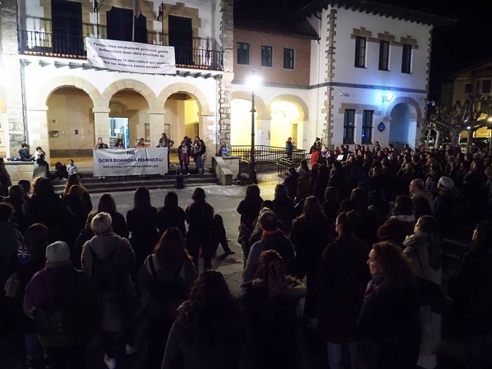 Eraso sexista bat salatu dute Plentziako Madalena jaietan