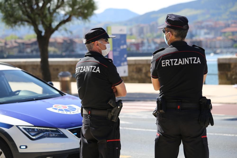 Gazte bat atxilotu dute Urdulizen, hainbat atari eta saltokitara harriak botatzeagatik