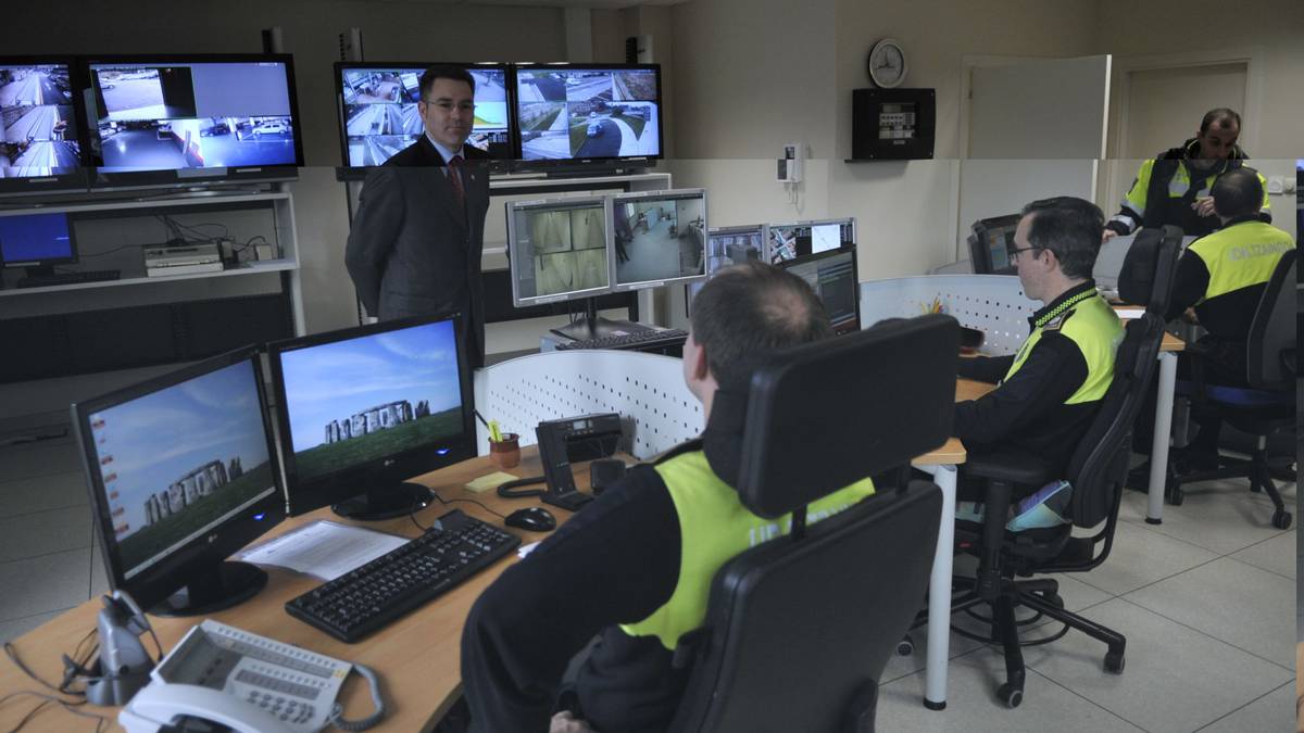 Gizon bat atxilotu dute Algortan, beste pertsona bati arma zuri bategaz erasotzen saiatzearren