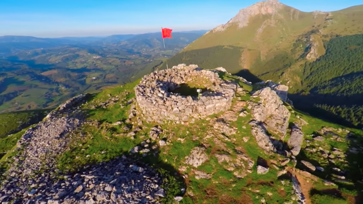 Etzandarri Mendi Taldeko kideak Ausa-Gaztelu mendira irteera antolatuko dute igande honetarako