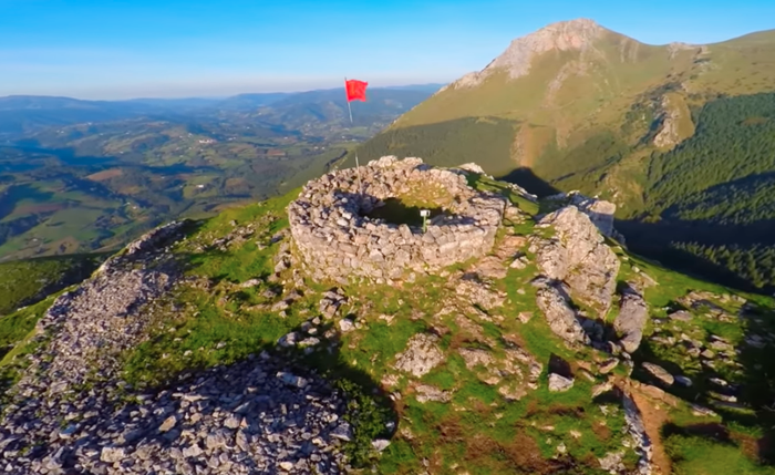 Etzandarri Mendi Taldeko kideak Ausa-Gaztelu mendira irteera antolatuko dute igande honetarako