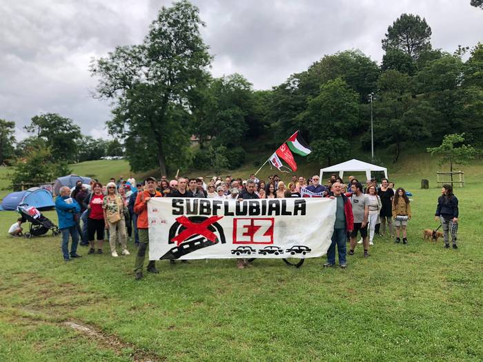 Itsasadarreko tunelaren aurkako mezua indartu dute Artatza parkean egindako akanpadan