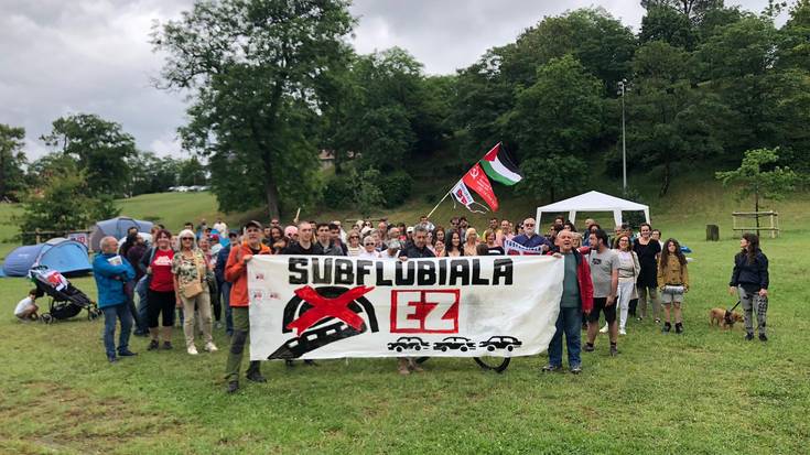 Itsasadarreko tunelaren aurkako mezua indartu dute Artatza parkean egindako akanpadan