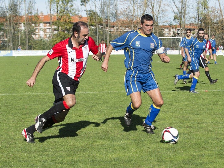 Urkoko futbol-zelai artifiziala estreinatu dute