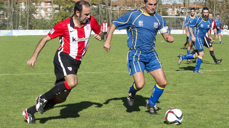 Urkoko futbol-zelai artifiziala estreinatu dute