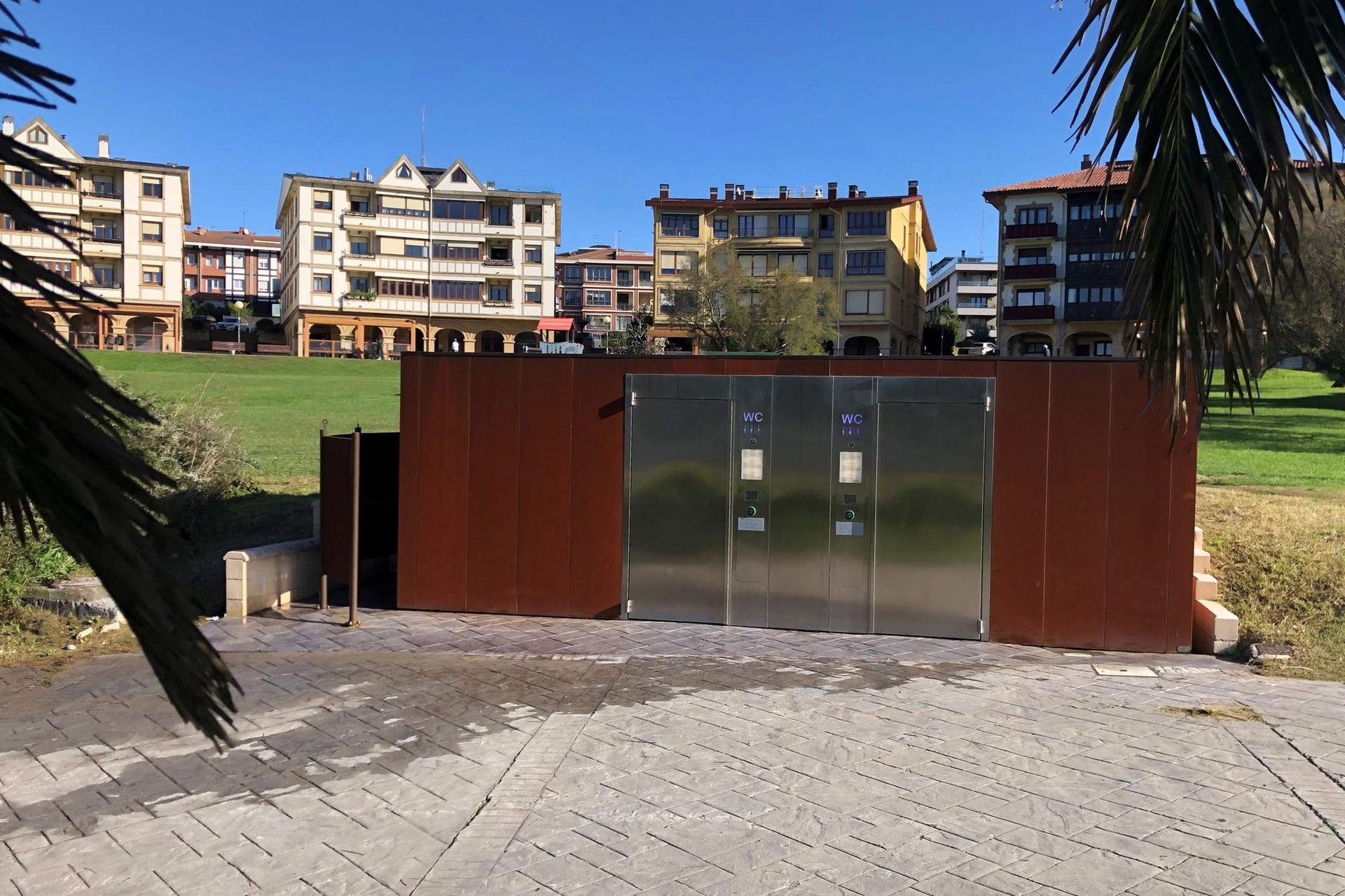 Arrigunaga hondartzarako sarbidean dauden komun berri biak irekita daude daborduko