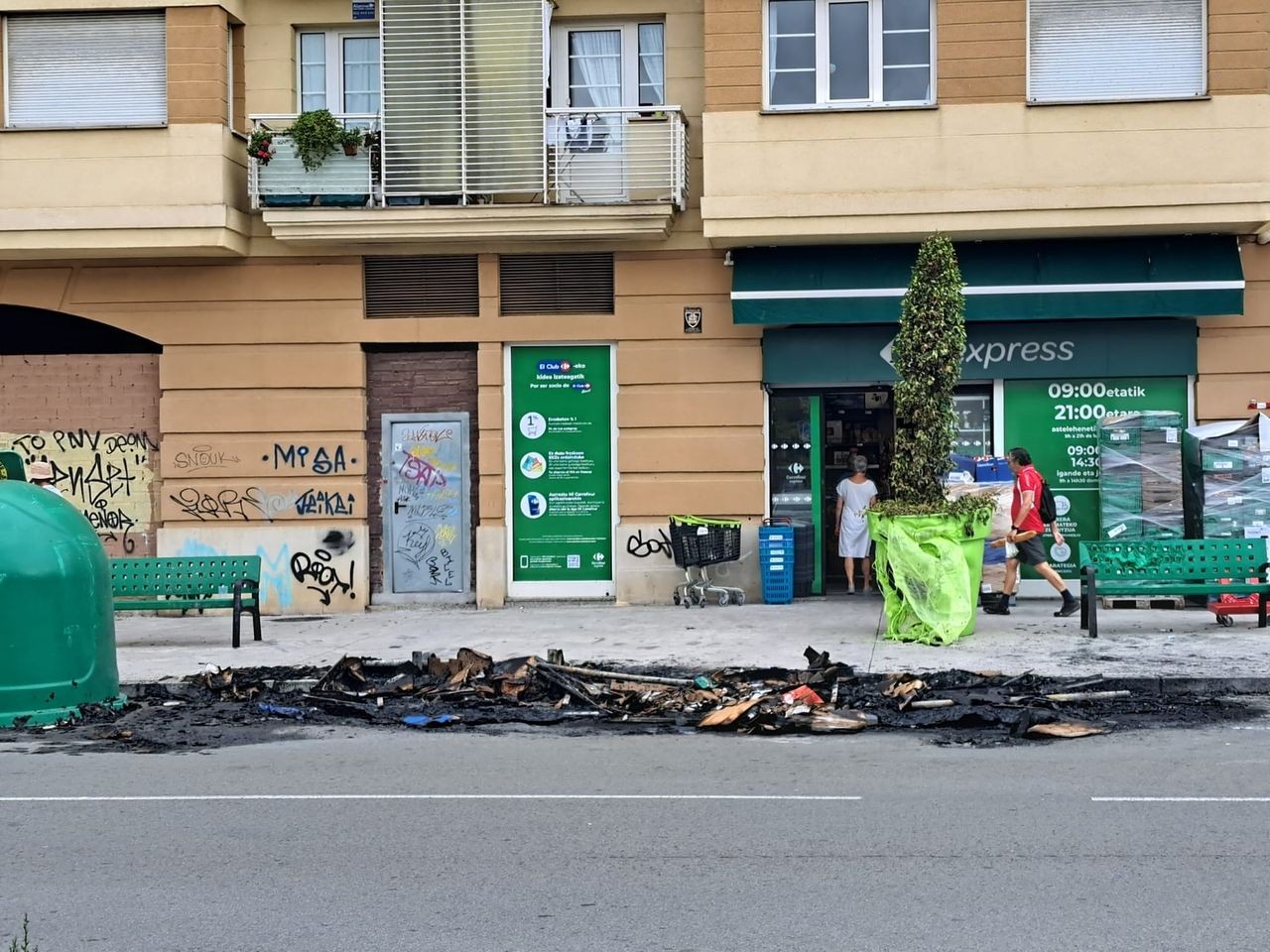 Hainbat edukiontzi erre dituzte Plentziako Areatza kalean